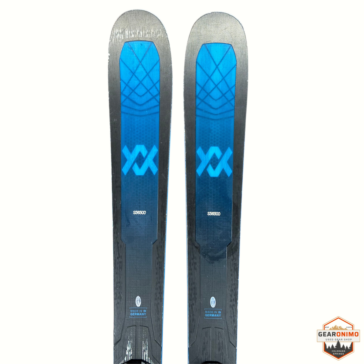 Gearonimo Sports Völkl Mantra 88 skis in black and blue with Salomon M 11 bindings, 163cm length, top view