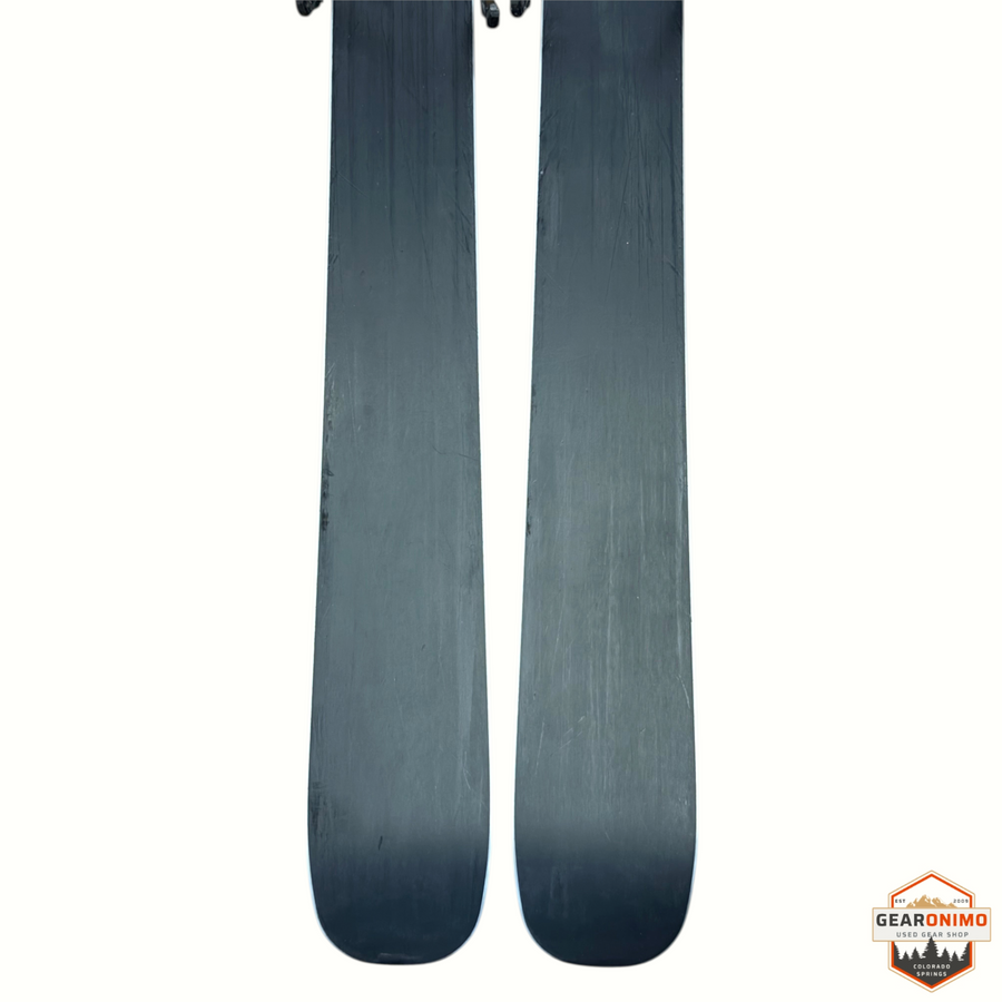 Gearonimo Sports Völkl Mantra 88 skis with Salomon M 11 bindings, showing the black bases of the 177cm skis.