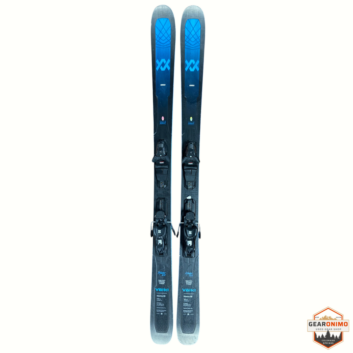 Gearonimo Sports Völkl Mantra 88 skis in black and blue with Salomon M 11 bindings, size 163cm, top-down view.