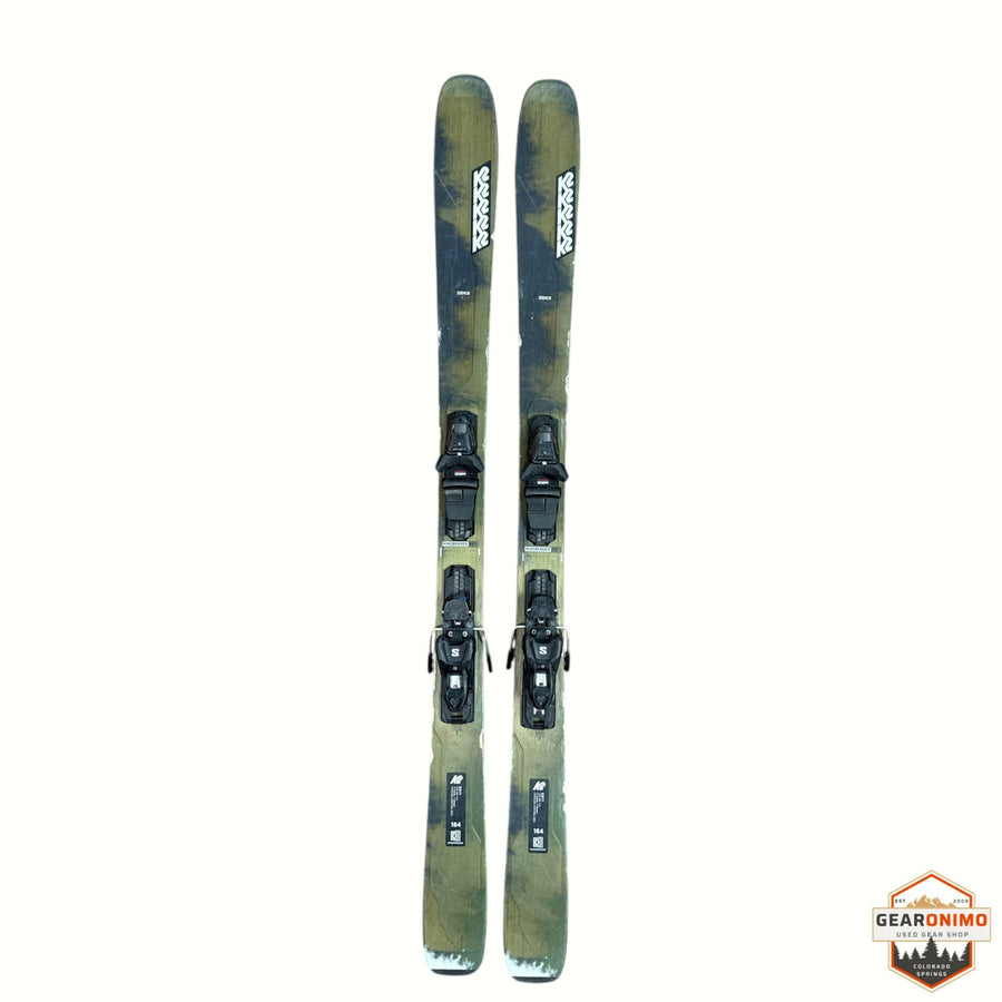 Gearonimo Sports K2 Mind Bender 89 Ti skis in olive green with mounted bindings, 164 cm length, top-down view